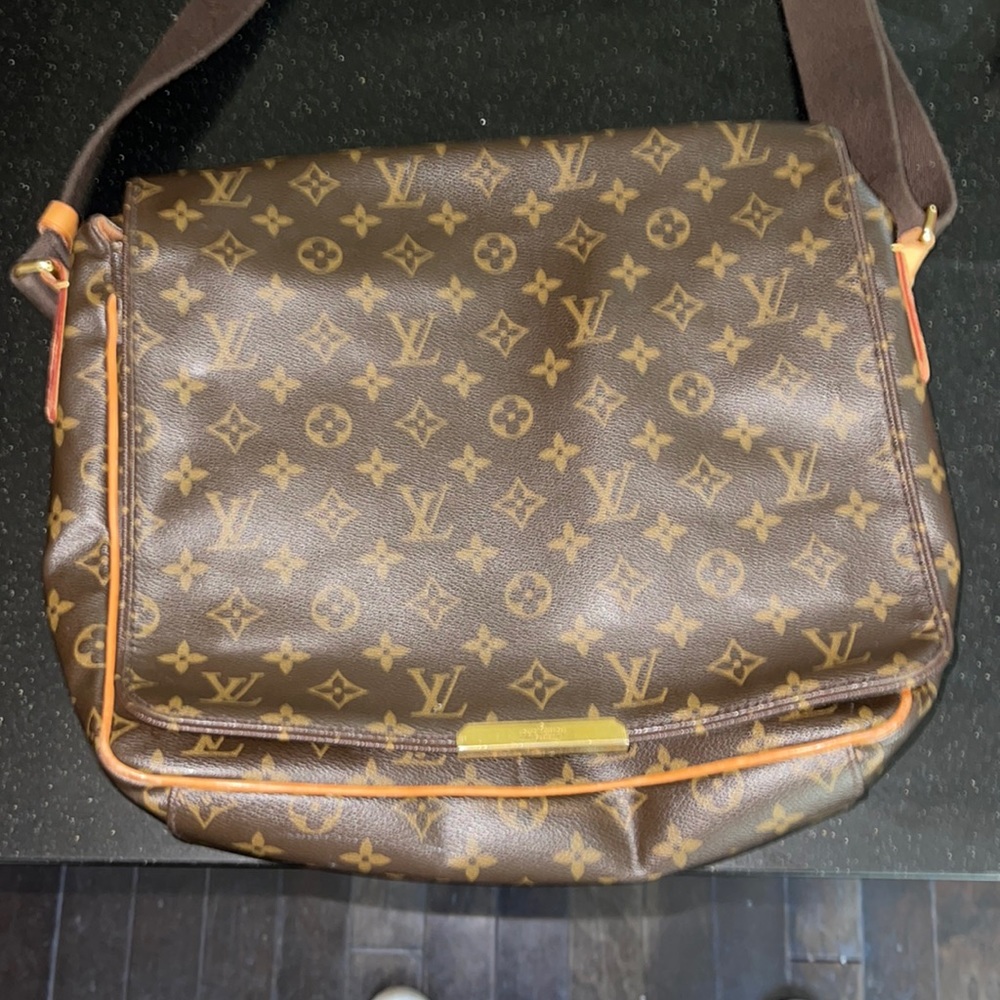 Louis Vuitton messenger bag. EXCELLENT CONDITION. CA5111